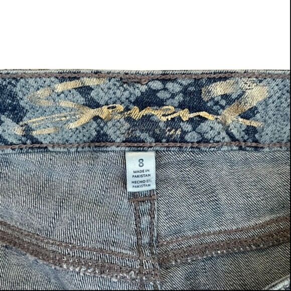 Seven 7 Animal print denim shorts ~ size 8 ~ frayed hem ~ perfect for summer - Picture 4 of 6